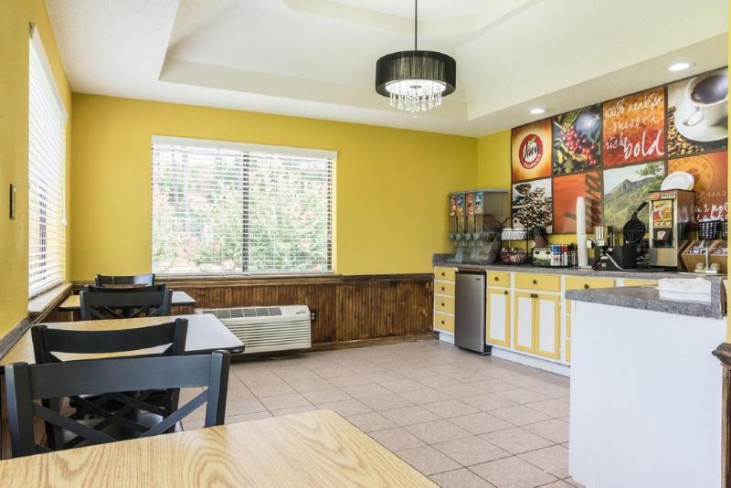 Rodeway Inn Swainsboro Extérieur photo